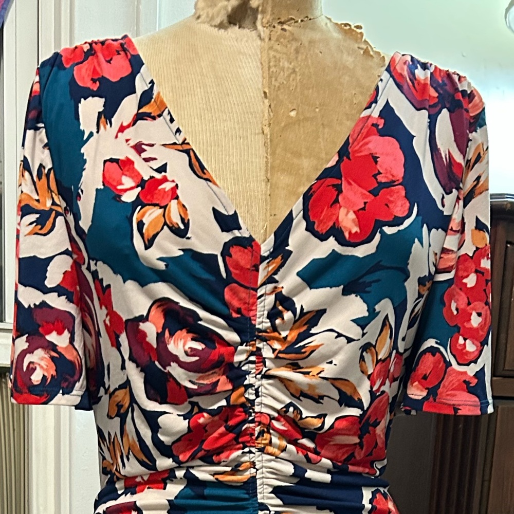 NWOT Maggie London ruched front & back floral dress with floaty short sleeves
